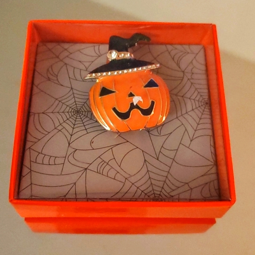 BRAND NEW 🏷JOE FRESH PUMPKIN HEAD BROOCH/ PIN